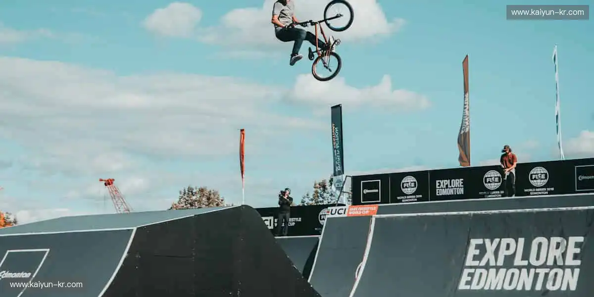 赛场之外，我们与你同在 —— 实时解说，深度分析！🎙️📊